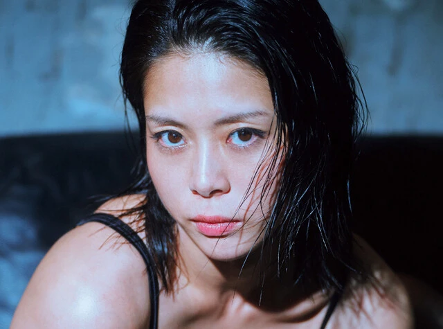数々の女性仮面ライダーを担当したスーツアクターの宮澤 雪(みやざわ・ゆき)がまさかの初グラビア挑戦!「仮面ライダーの魅力はカッコいいのひと言に尽きます。特にライダーキック!」